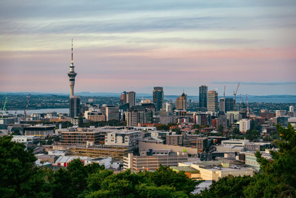 Imagem panorâmica da cidade de Auckland, a mais populosa da Nova Zelândia , um dos países mais desenvolvidos da Oceania. Na foto podemos ver vários prédios e a famosa Sky Tower em destaque.