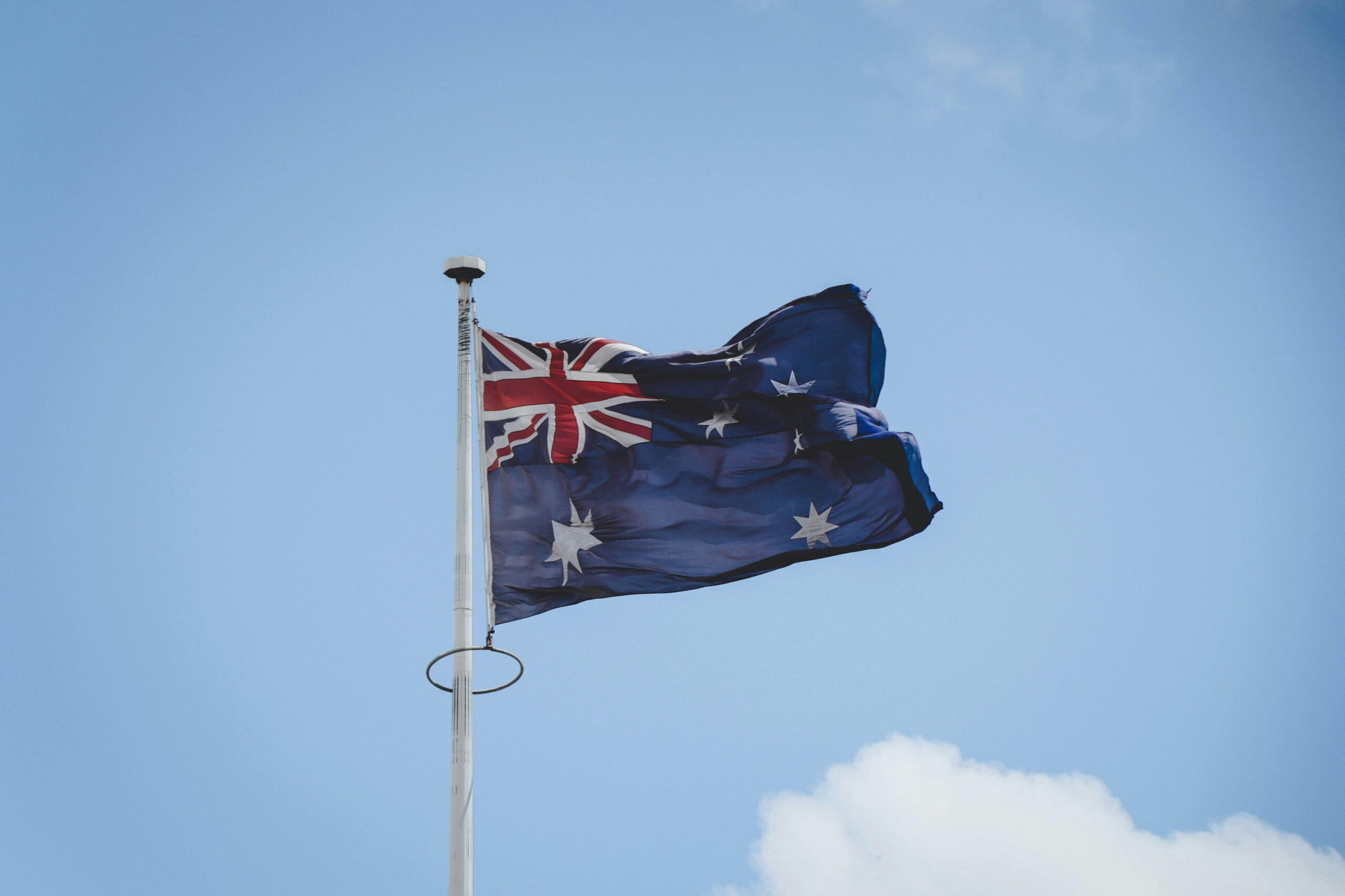 A imagem mostra a bandeira da Austrália que por sua vez mostra a relação com a cultura inglesa, motivo pelo qual o país é um dos países da Oceania que falam inglês.