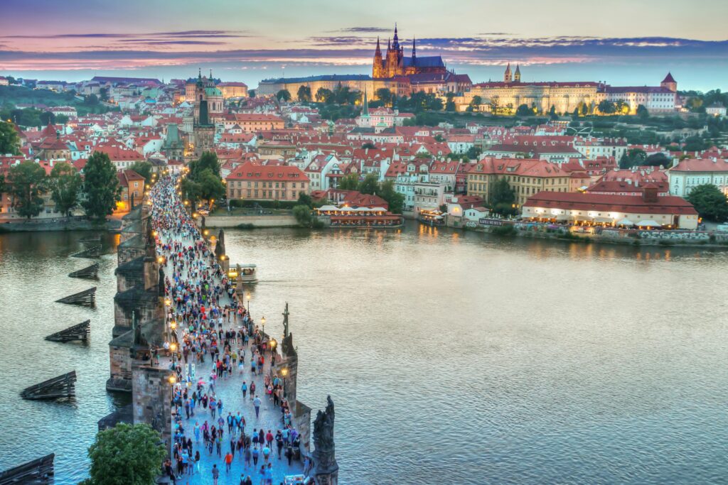 Cidade de Praga na República Tcheca, um dos países europeus em que o real vale mais do que a moeda local.