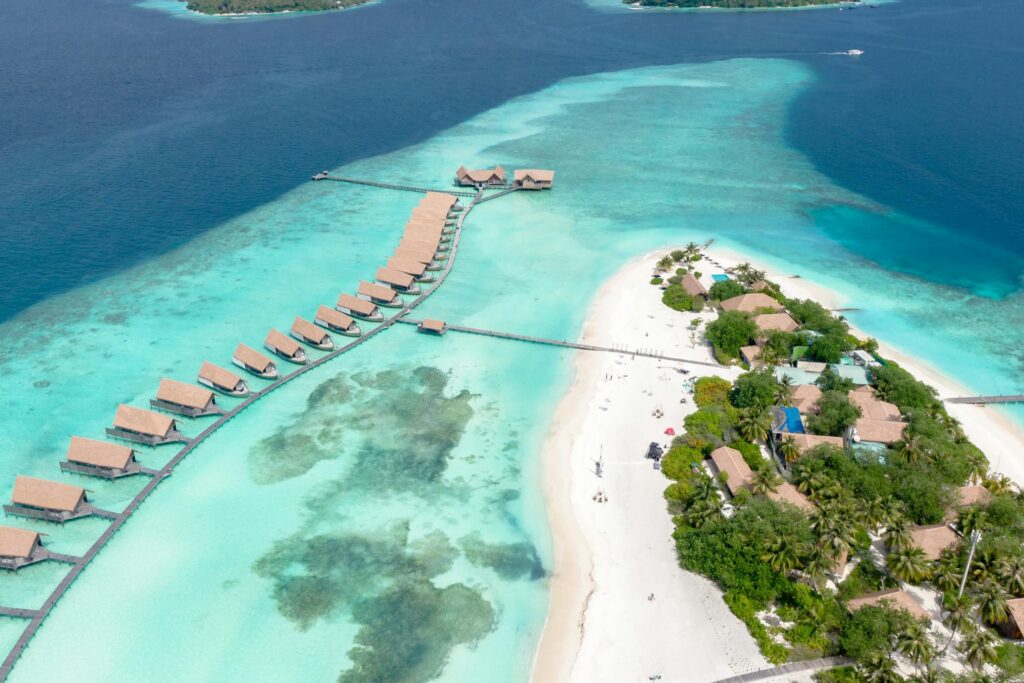 A foto mostra um resort na Maldivas, um dos Países Que Podem Desaparecer com o Aquecimento Global