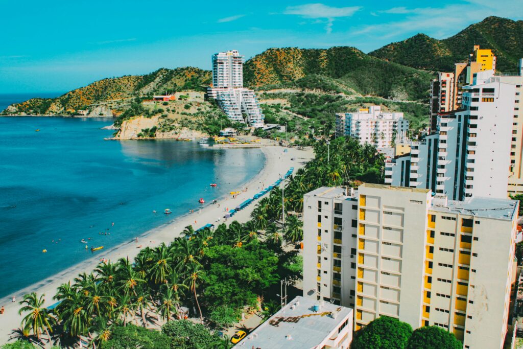 Cidade de Santa Marta na Colômbia , país da américa do sul onde o real vale mais do que a moeda local.